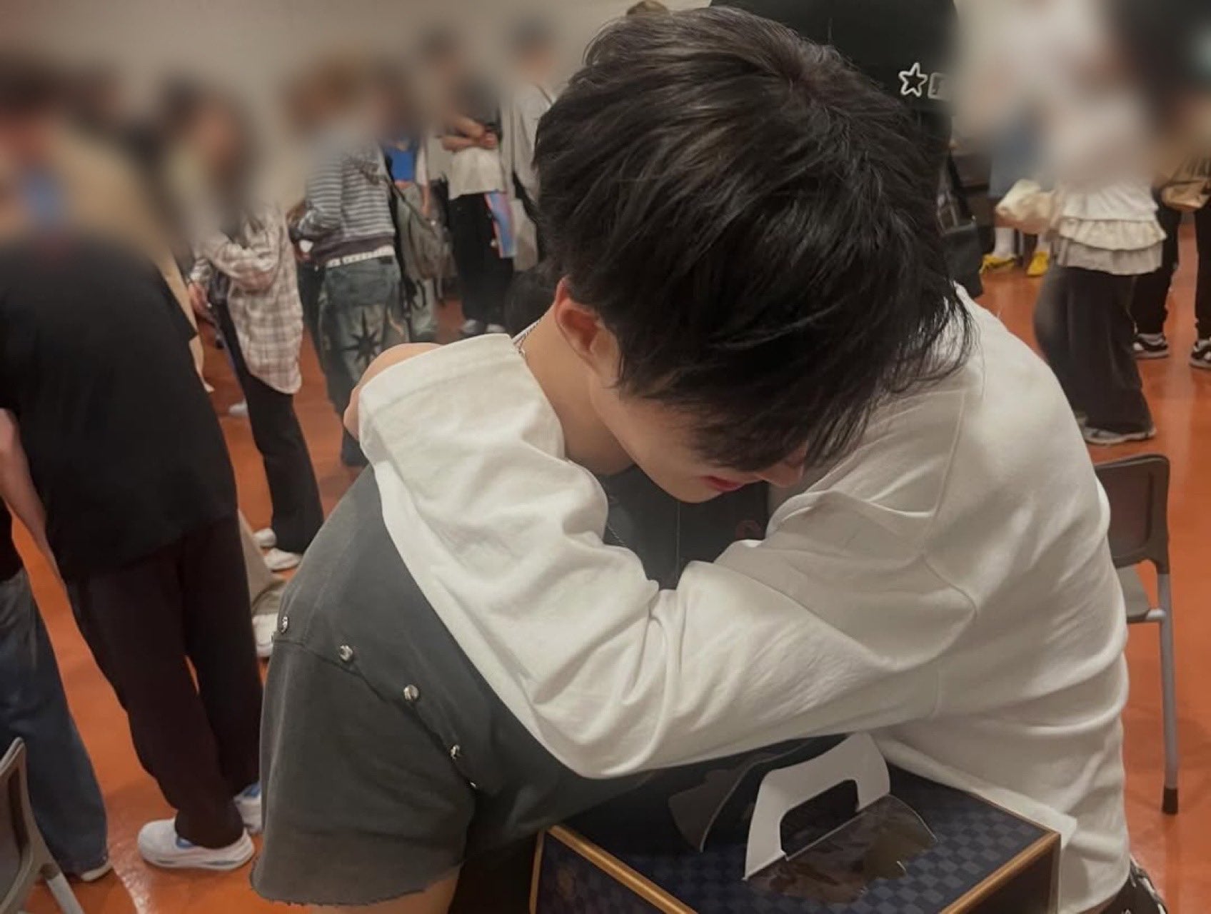 [잡담] 알디원 준서 위아이 맏형한테 안김당해서 우는 사진뜸ㅠㅠㅠㅠ | 인스티즈