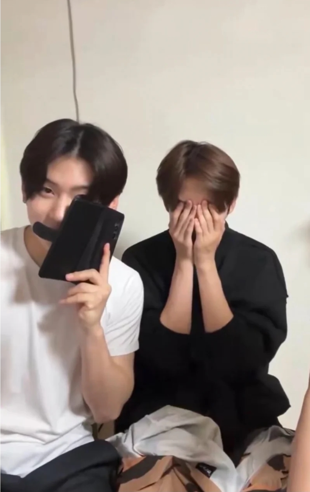 [잡담] 현재 논란중인 킥플립 계훈 폰케이스 | 인스티즈