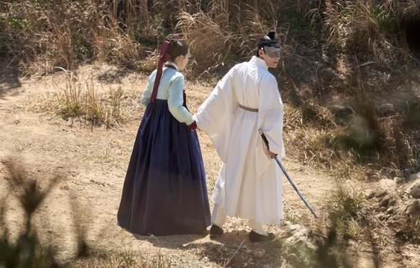 [잡담] 멋진신세계) 이현 단심 손잡고 가다가 가면 벗겨지는거네 | 인스티즈