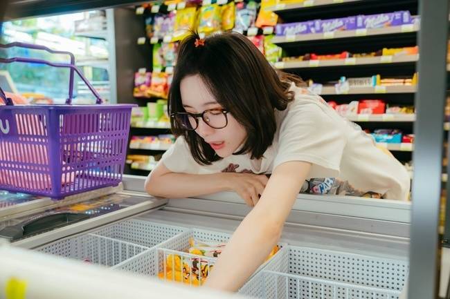 [정보/소식] 내일도출근) 박지현 사과머리+뿔테안경 꾸밈없는 일상에 서인국도 미소(내일도 출근!) | 인스티즈