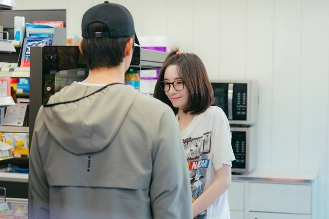 [정보/소식] 내일도출근) 박지현 사과머리+뿔테안경 꾸밈없는 일상에 서인국도 미소(내일도 출근!) | 인스티즈