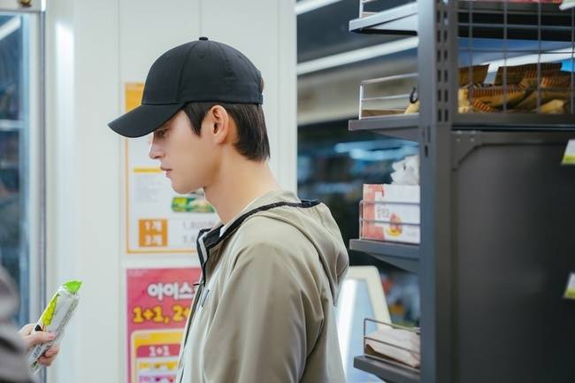[정보/소식] 내일도출근) 박지현 사과머리+뿔테안경 꾸밈없는 일상에 서인국도 미소(내일도 출근!) | 인스티즈