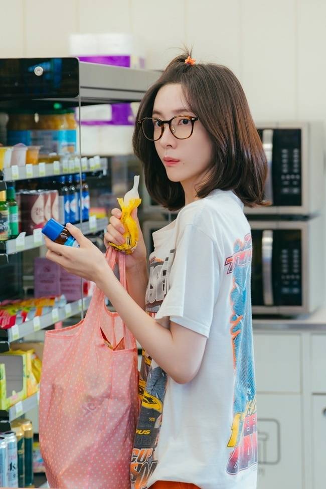 [정보/소식] 내일도출근) 박지현 사과머리+뿔테안경 꾸밈없는 일상에 서인국도 미소(내일도 출근!) | 인스티즈