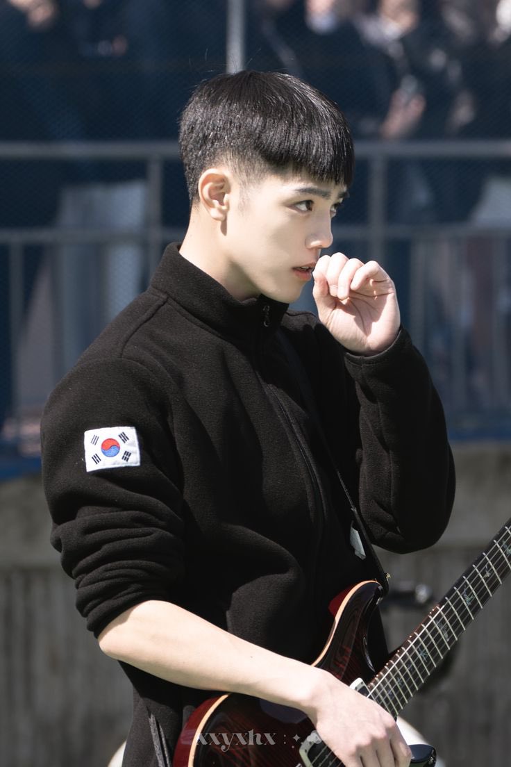 [잡담] 엔플라잉에서 기타치는애 근황.jpg | 인스티즈