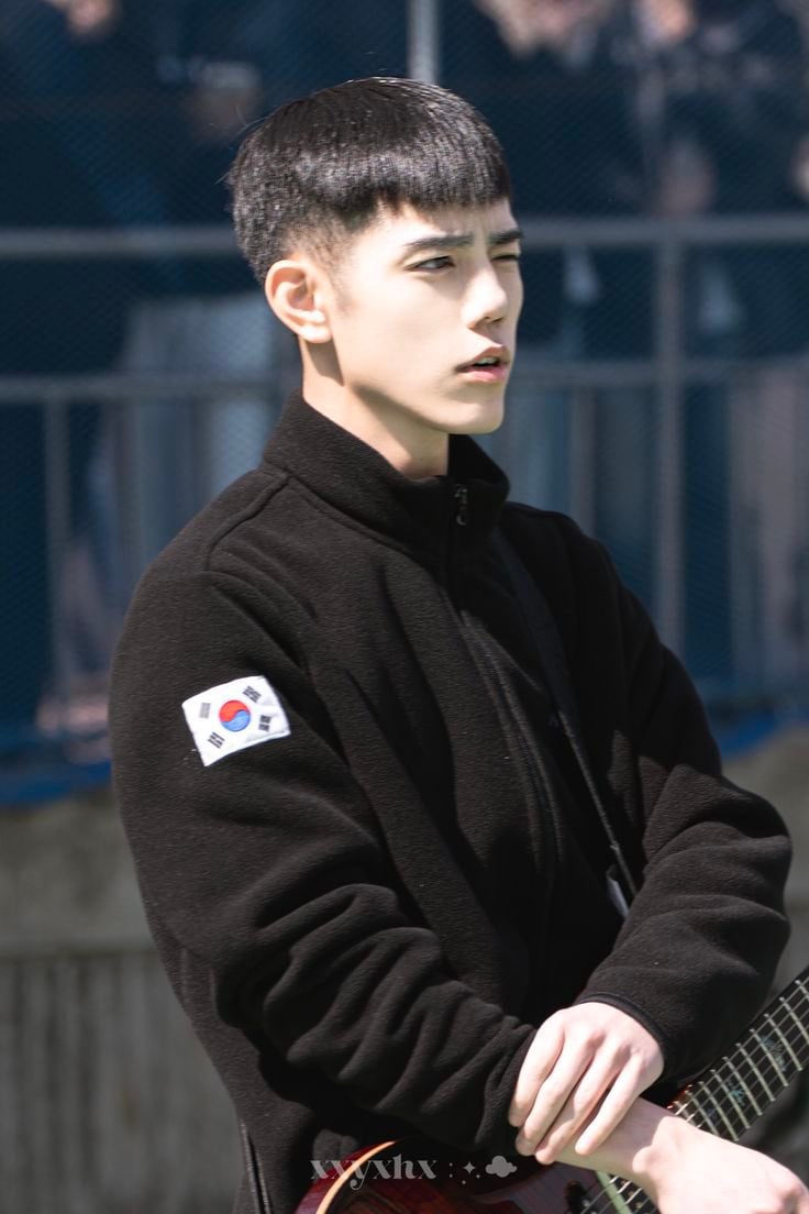 [잡담] 엔플라잉에서 기타치는애 근황.jpg | 인스티즈