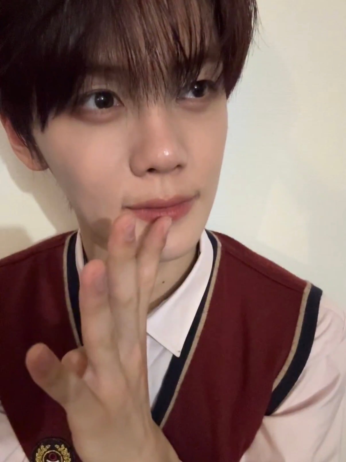 [잡담] 김규빈 고등학생때 찐교복 입고 라방했는데 얼굴봐........... | 인스티즈