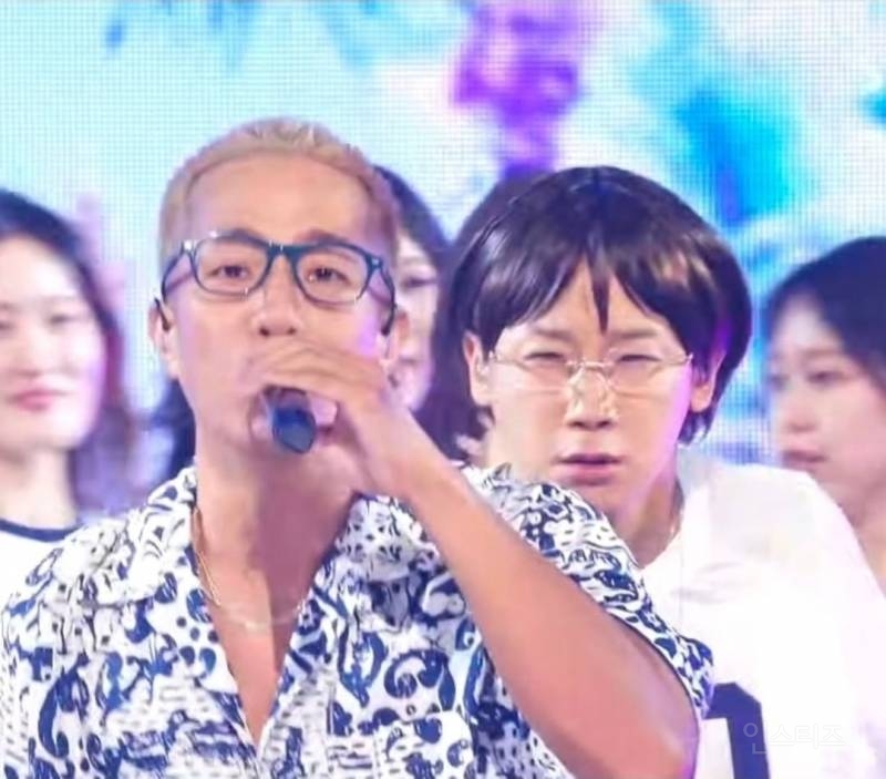 데뷔 19년차에 처음으로 무대에서 가발 쓴 가수 | 인스티즈
