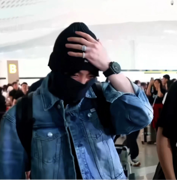 [잡담] "아참 이어폰..." 정국 당황에 태형 "같이 껴"…공항 환호성 부른 훈훈 장면 | 인스티즈