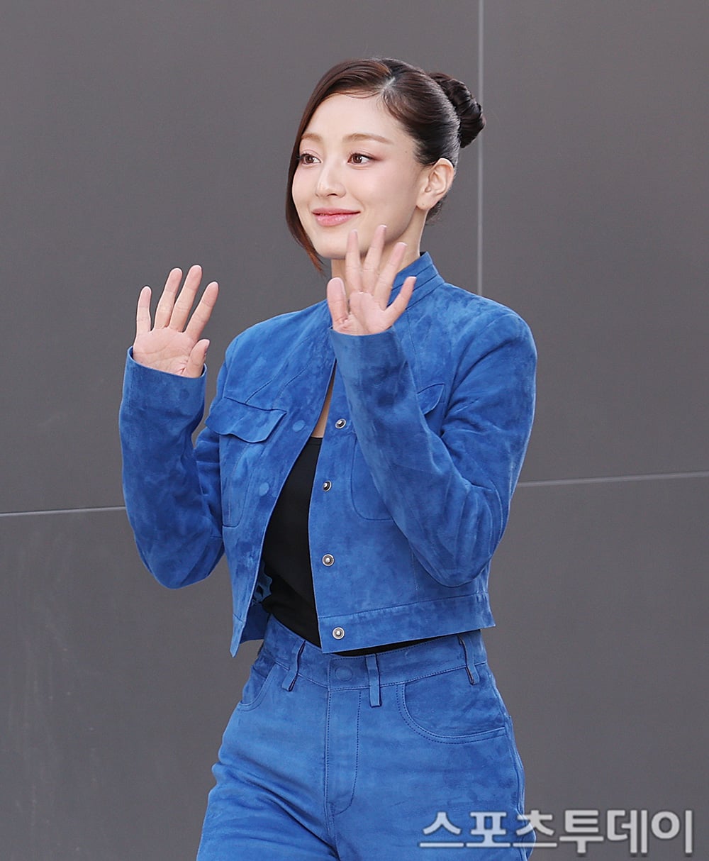 [잡담] 260624 톰 포드 뷰티 '타오르미나 오렌지' 론칭 포토월 트와이스 지효 기사사진 | 인스티즈