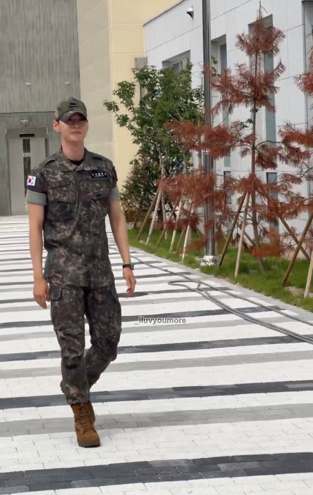 [잡담] 도영이 ㅋㅋㅋ 팬들 보고 기분좋은거 못숨기넹 | 인스티즈
