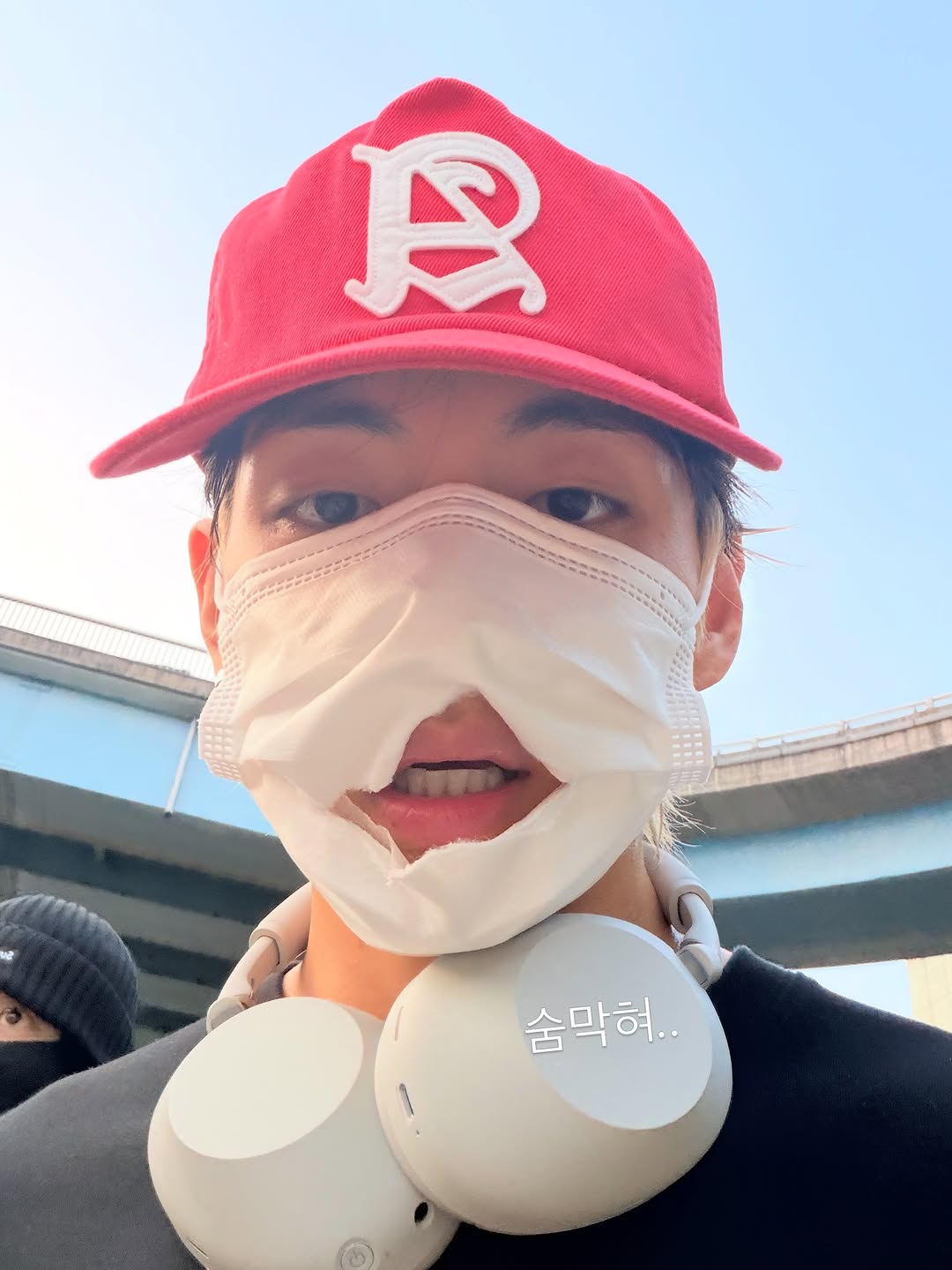 [잡담] 뷔 마스크 왜 이래ㅋㅋㅋ뒤에는 눈보니까 정국이?같음 | 인스티즈