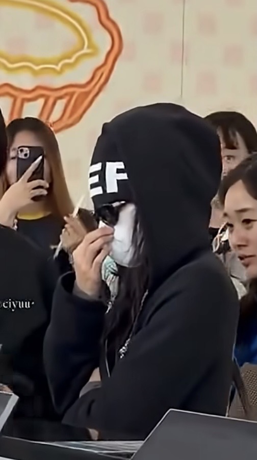 [잡담] 제니 이때 모자안에 뭘썻길래 | 인스티즈