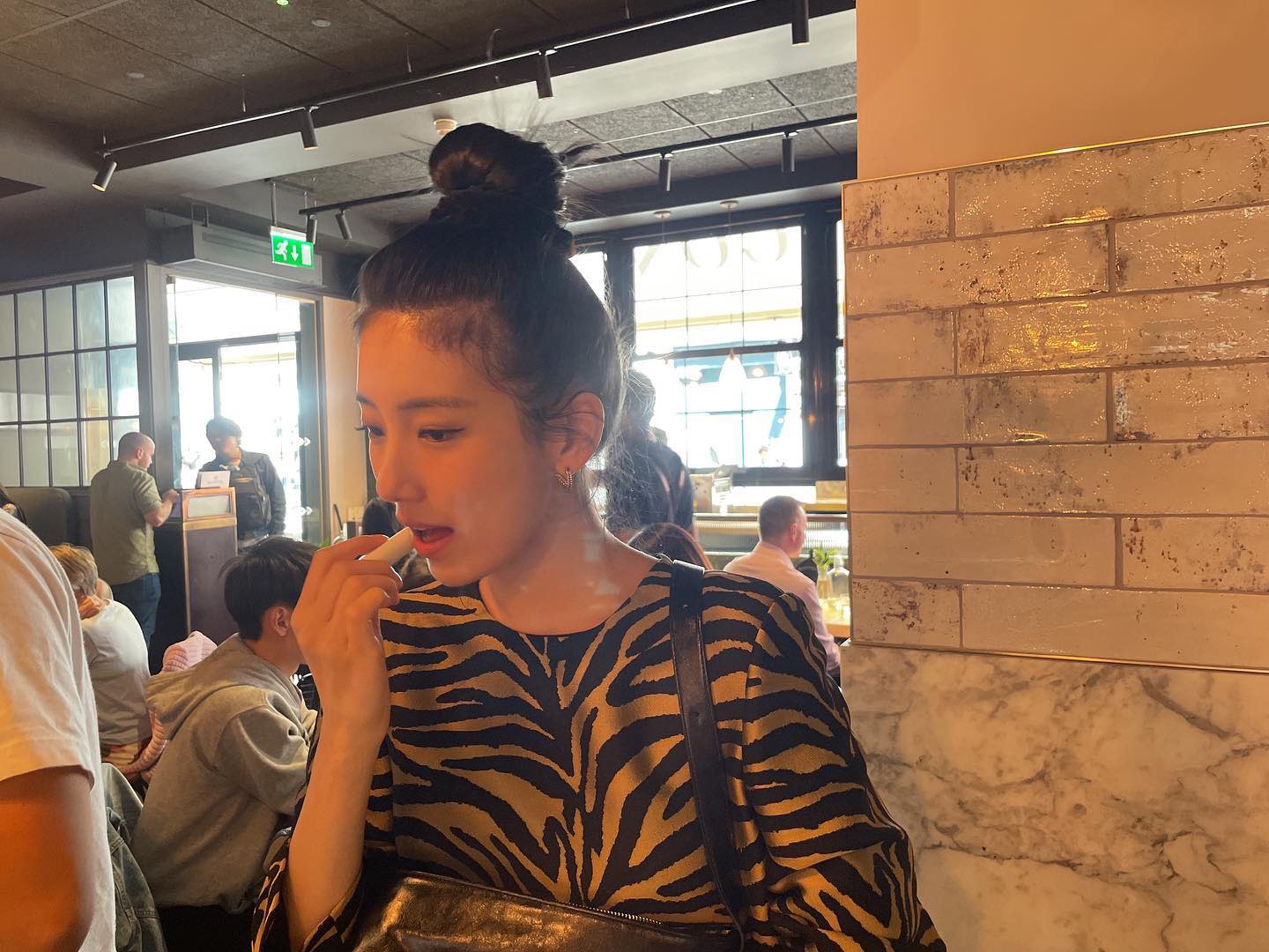 [잡담] 수지) 인스타 일상 속 수지 똥머리 | 인스티즈