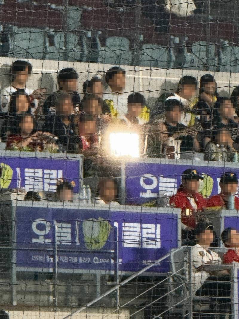 [잡담] 이런건 대체 경기장에 왜 갖고 오는거? | 인스티즈