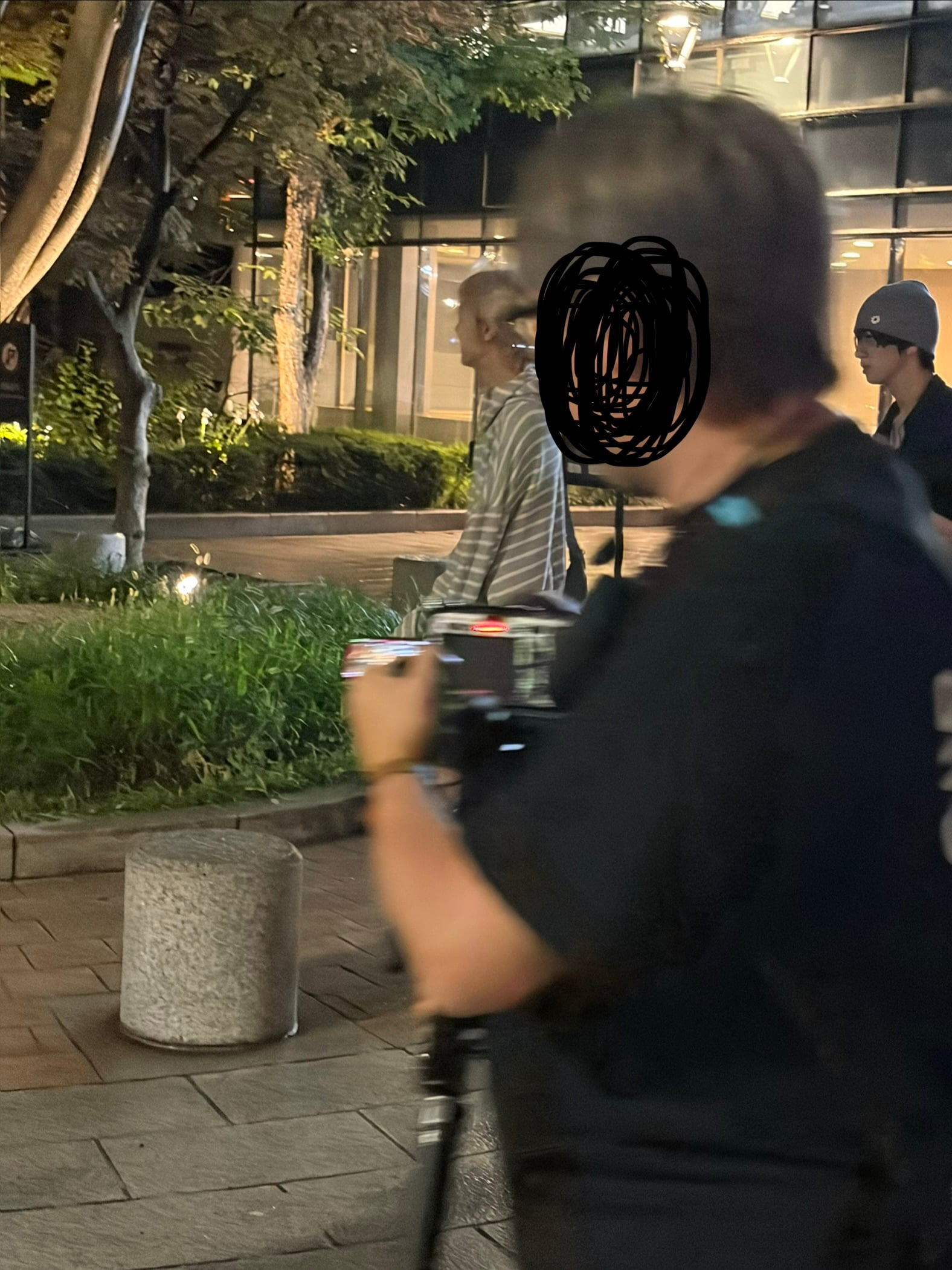 [잡담] 남자아이돌 같은데 누군지 아는 익? | 인스티즈