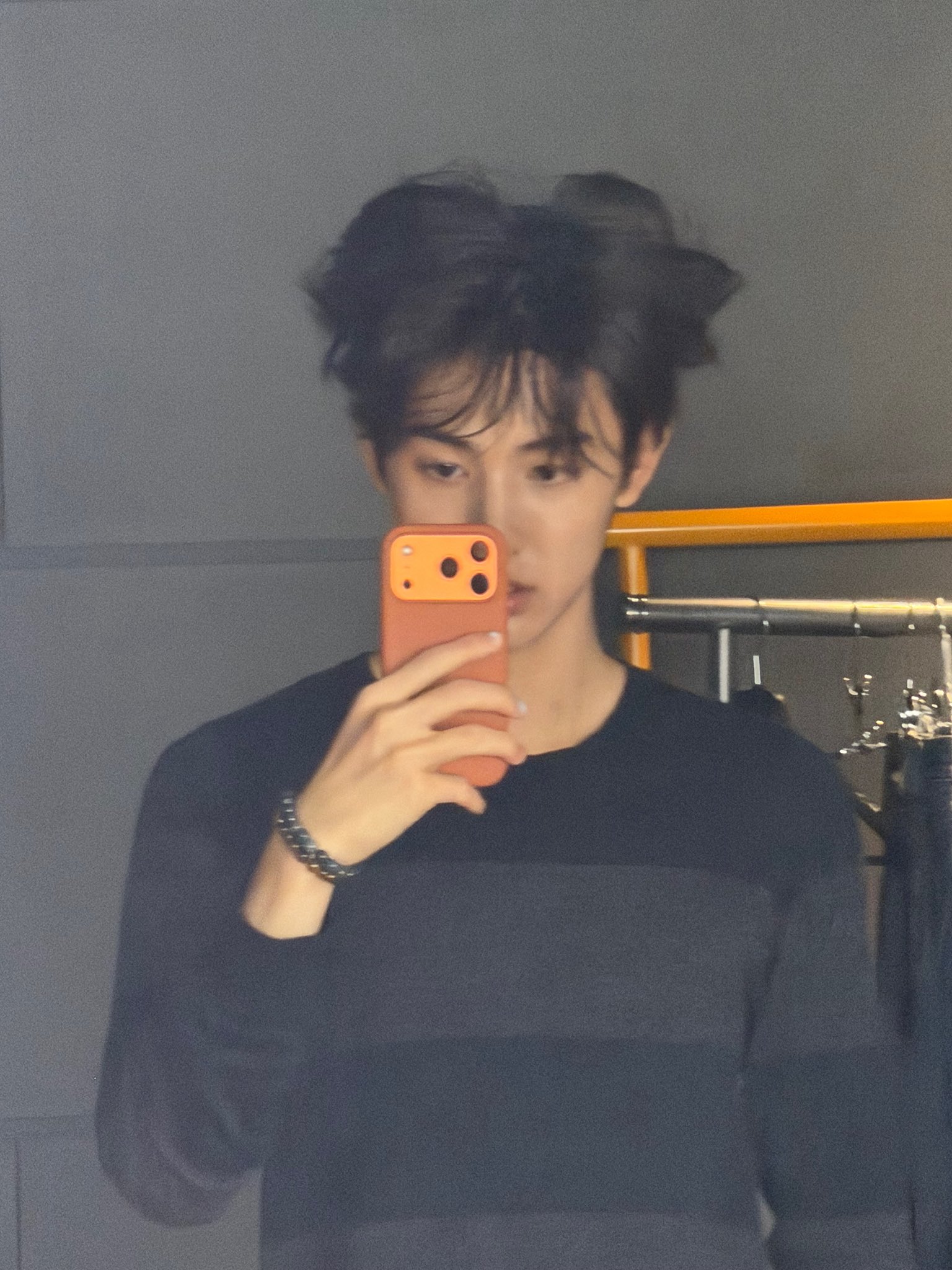 [잡담] 건호 디올쇼에서 성현이 폰 뒷주머니에 넣고 다녔네ㅋㅋㅋ | 인스티즈