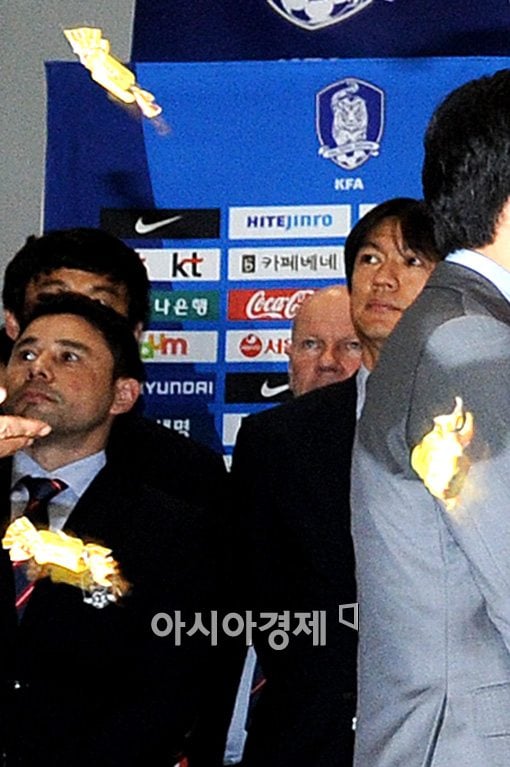 [잡담] 요즘은 공항에서 달걀 던지면 어떻게될까 | 인스티즈