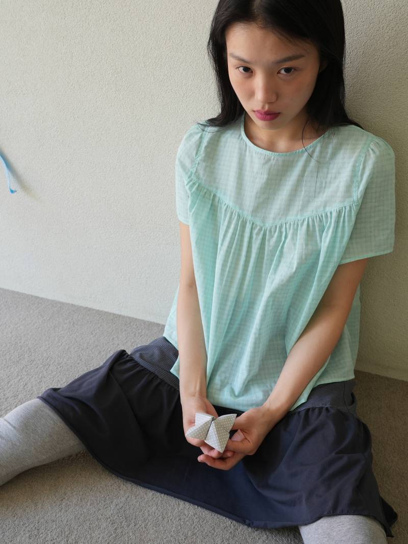 [잡담] 퍼컬알못인데 이 블라우스 여쿨이어야 어울리려나 | 인스티즈