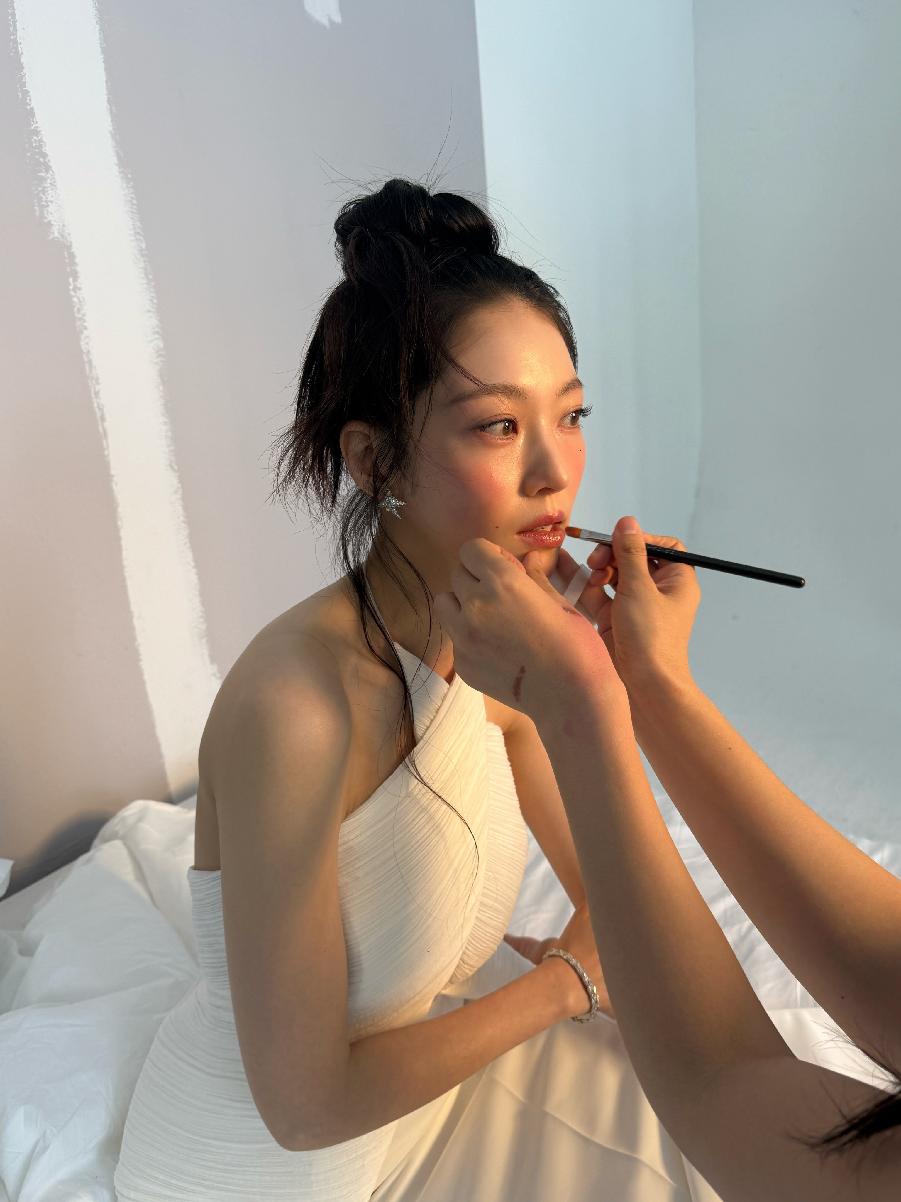 [잡담] 하퍼스바자x티파니 화보 비하인드 사진 인스타에 올린 트와이스 정연X공승연 자매 | 인스티즈