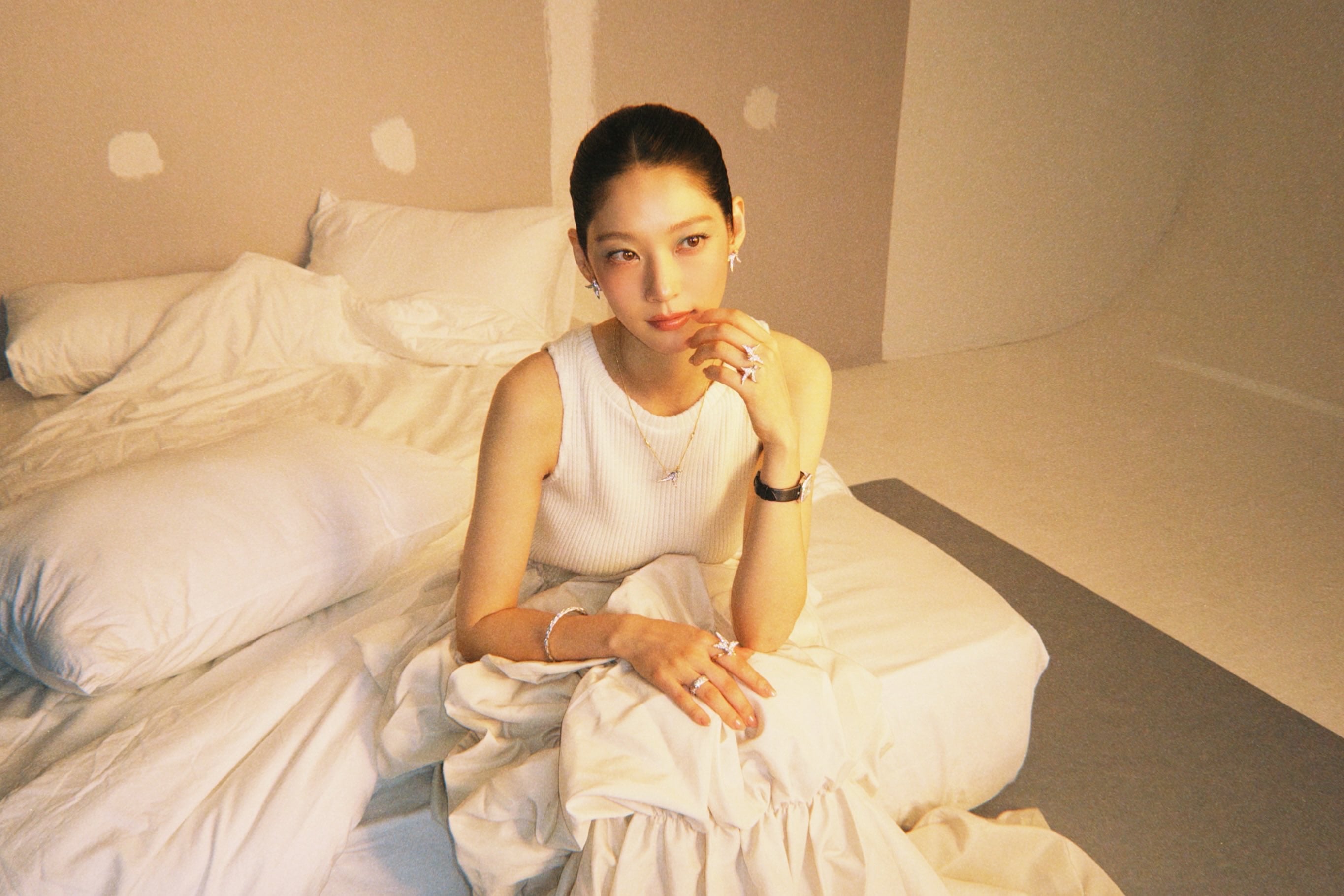 [잡담] 하퍼스바자x티파니 화보 비하인드 사진 인스타에 올린 트와이스 정연X공승연 자매 | 인스티즈