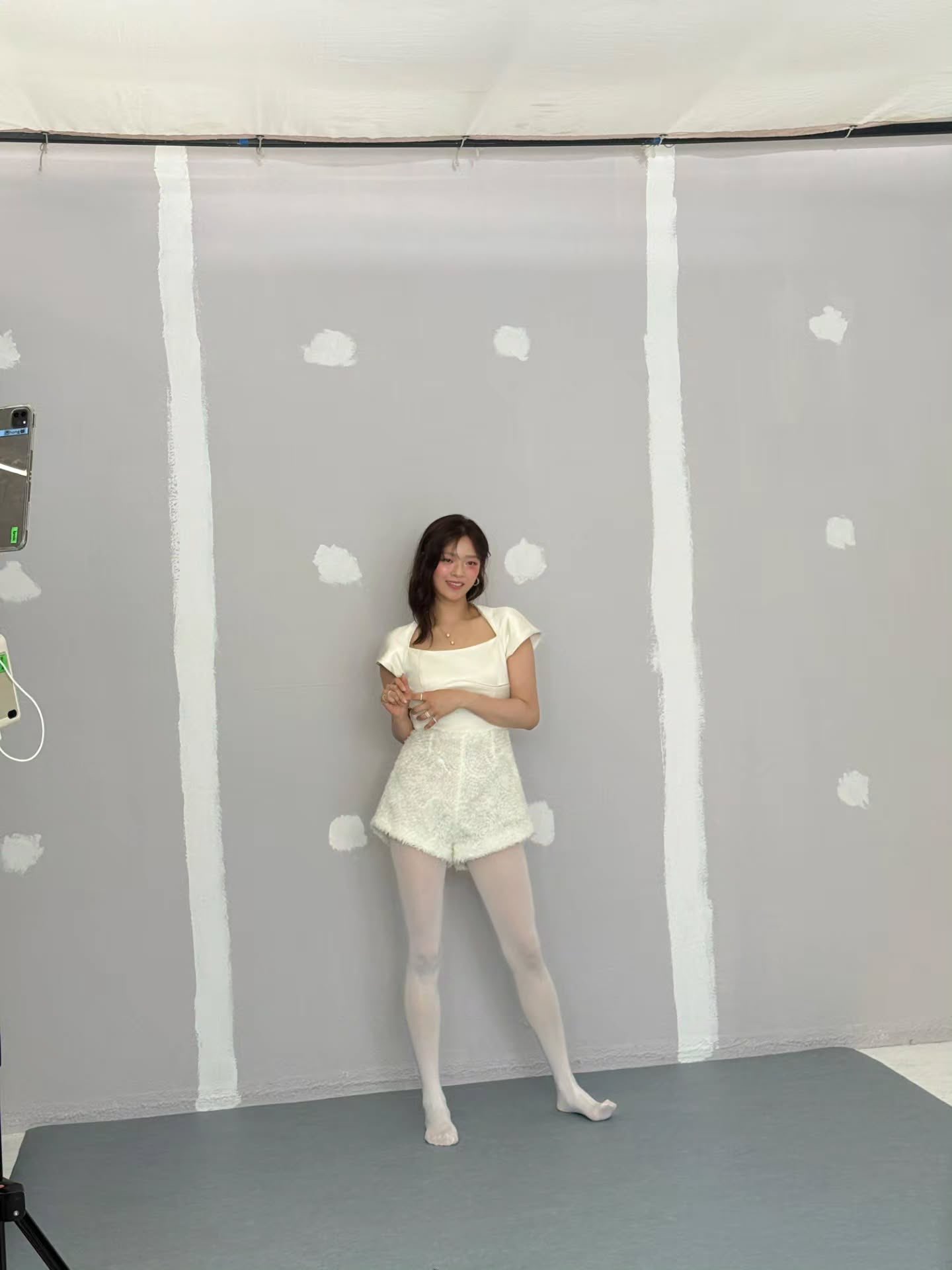[잡담] 하퍼스바자x티파니 화보 비하인드 사진 인스타에 올린 트와이스 정연X공승연 자매 | 인스티즈