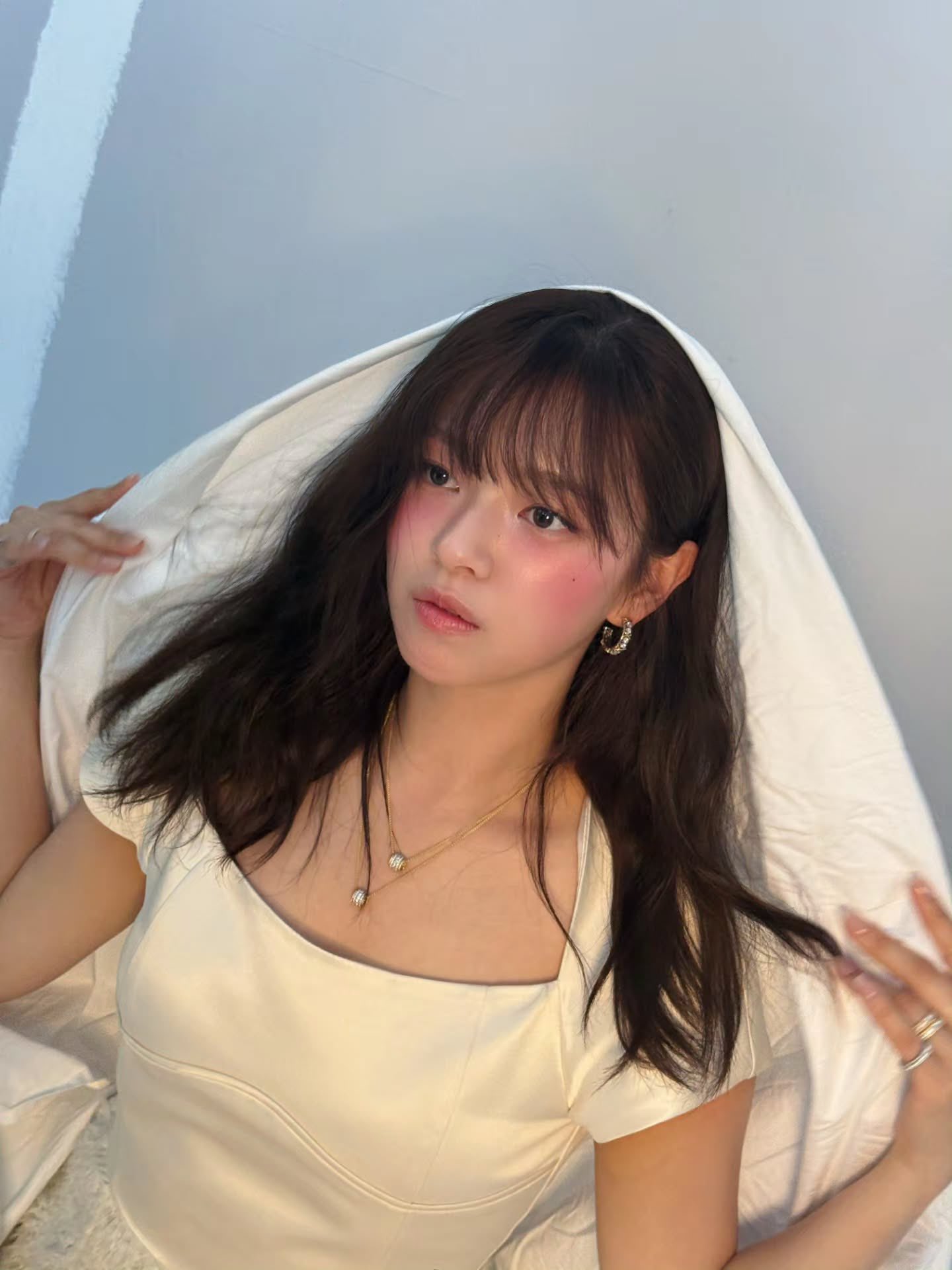 [잡담] 하퍼스바자x티파니 화보 비하인드 사진 인스타에 올린 트와이스 정연X공승연 자매 | 인스티즈