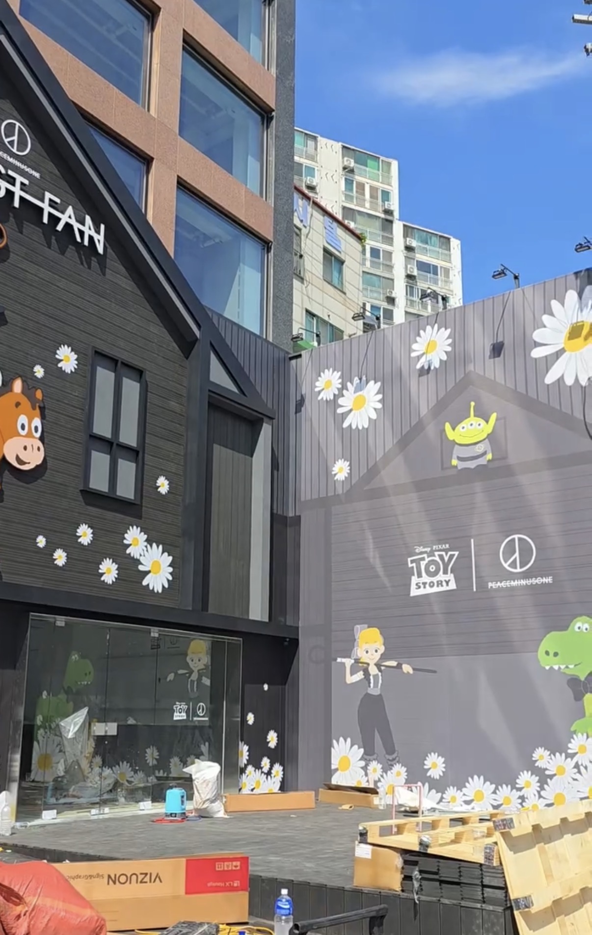 [잡담] 지디 토이스토리 팝업 데이지 밭이네 | 인스티즈