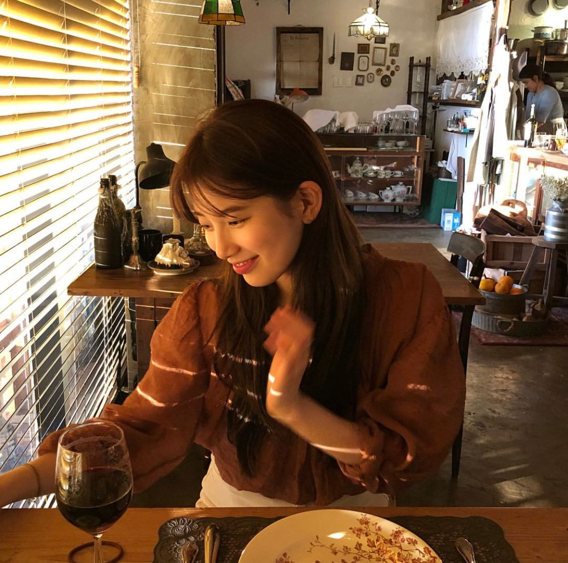 [잡담] 수지로 보는 자기가 찍는 셀카와 남이 찍어준 사진의 차이 | 인스티즈
