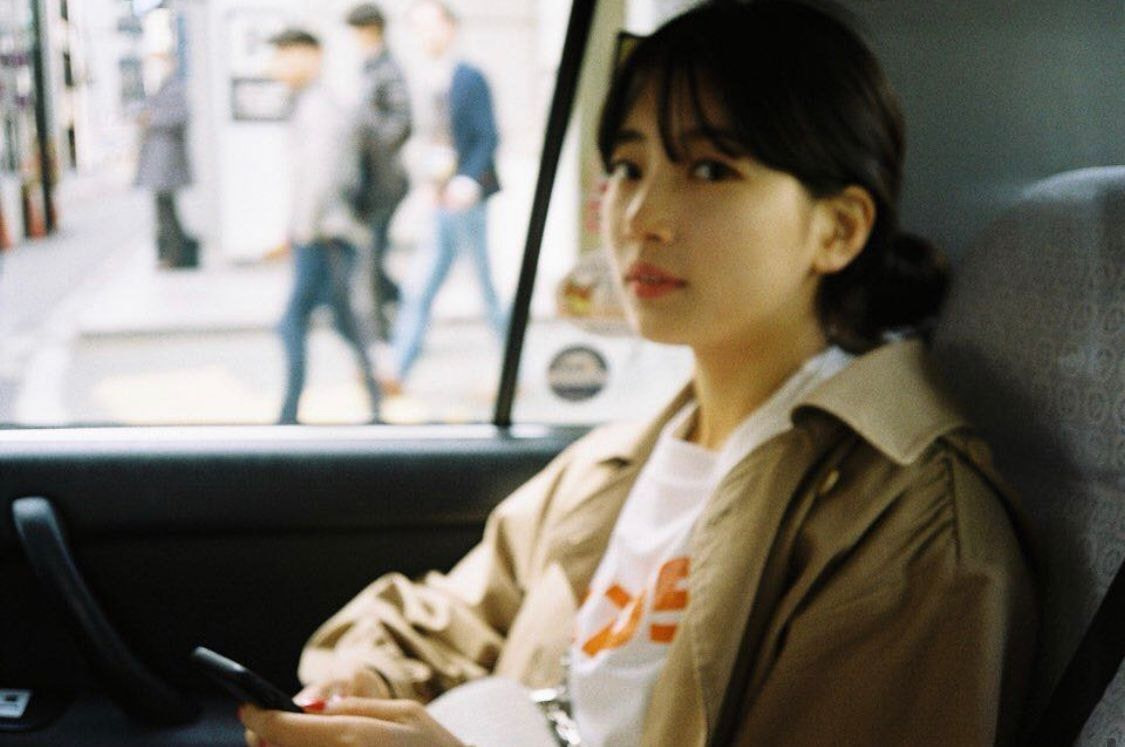 [잡담] 수지로 보는 자기가 찍는 셀카와 남이 찍어준 사진의 차이 | 인스티즈