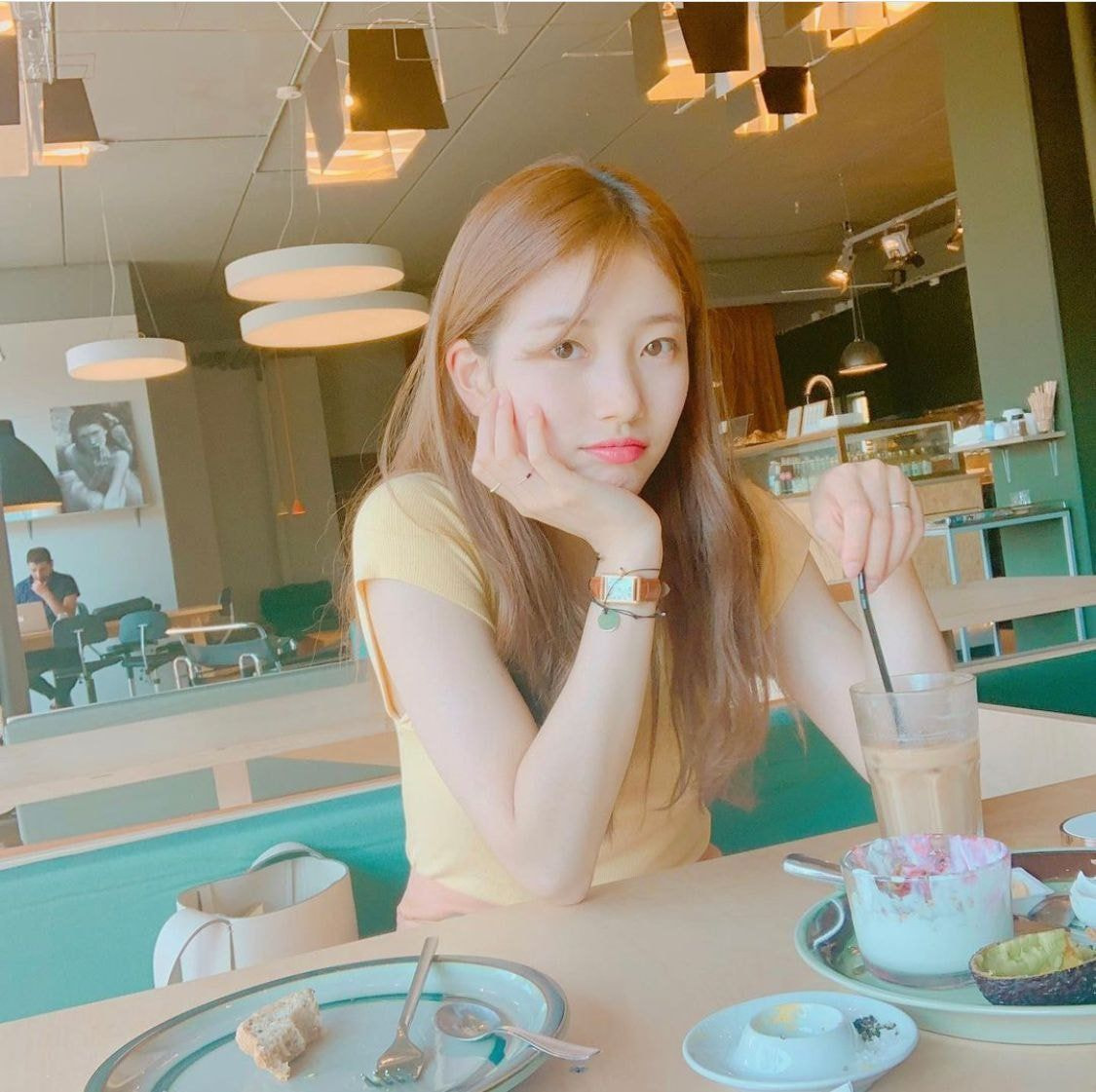 [잡담] 수지로 보는 자기가 찍는 셀카와 남이 찍어준 사진의 차이 | 인스티즈