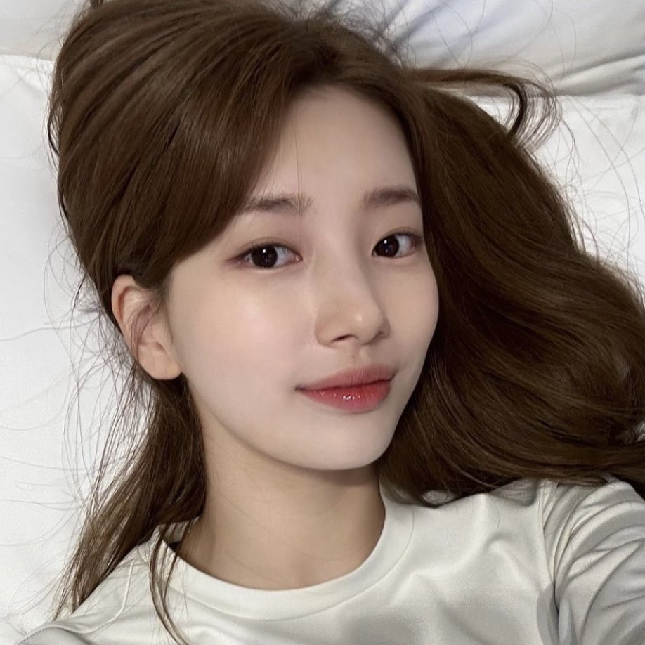 [잡담] 수지로 보는 자기가 찍는 셀카와 남이 찍어준 사진의 차이 | 인스티즈