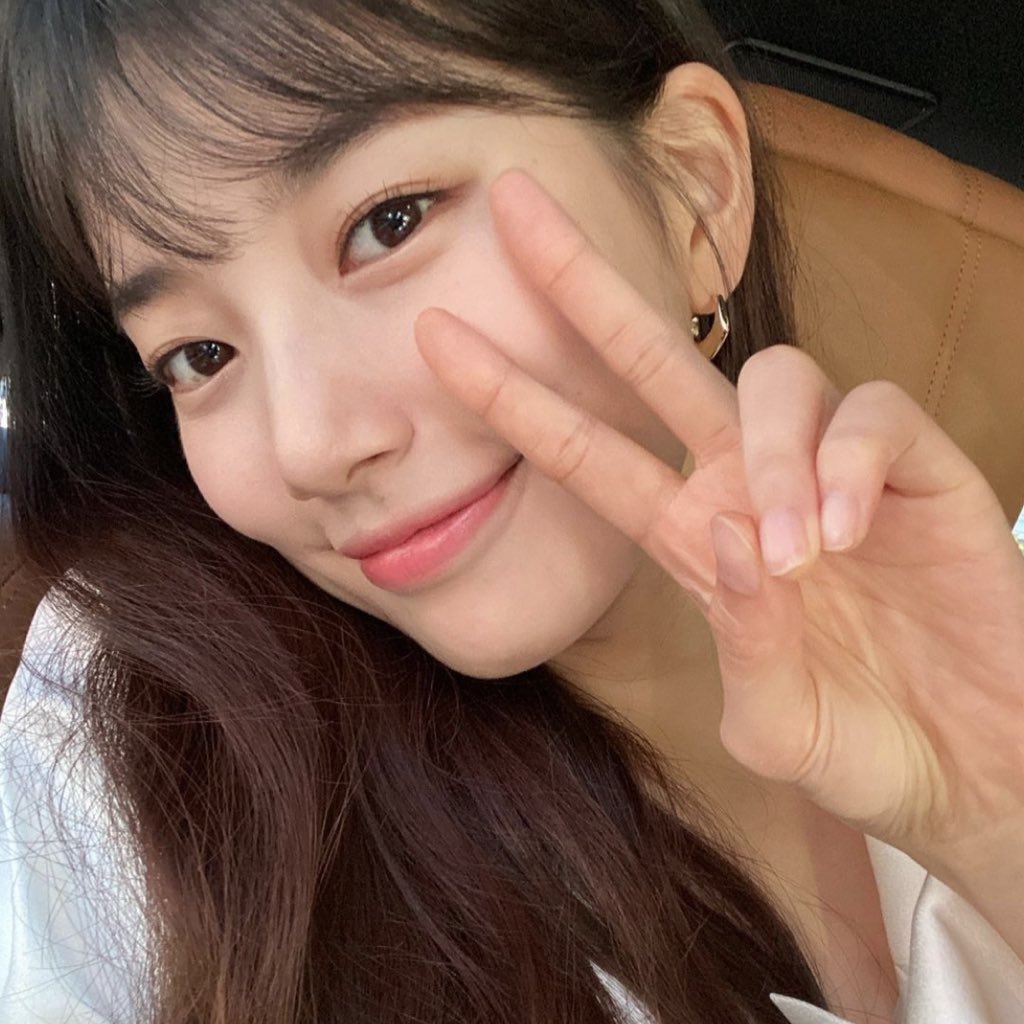 [잡담] 수지로 보는 자기가 찍는 셀카와 남이 찍어준 사진의 차이 | 인스티즈