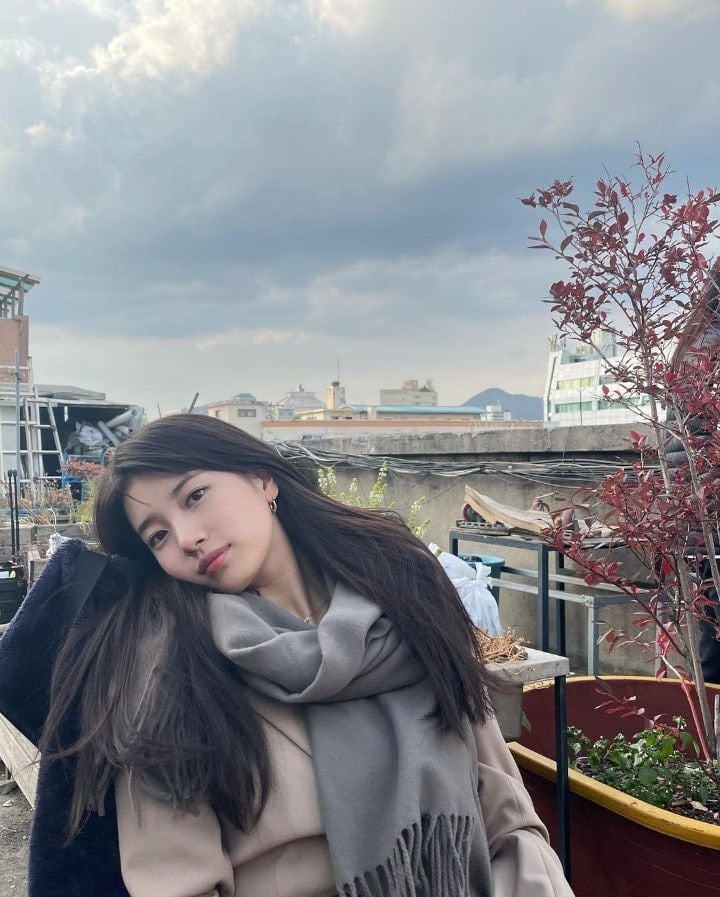 [잡담] 수지로 보는 자기가 찍는 셀카와 남이 찍어준 사진의 차이 | 인스티즈