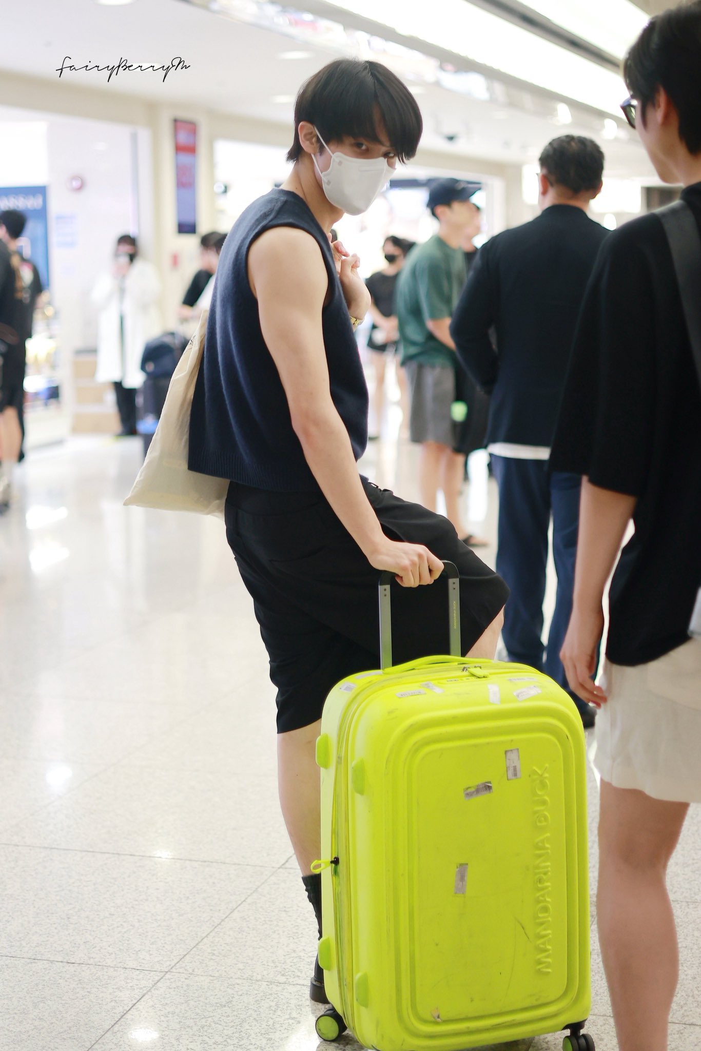 [잡담] 공항 탐지견과 마크 ㅋㅋㅋ 개부러워 | 인스티즈