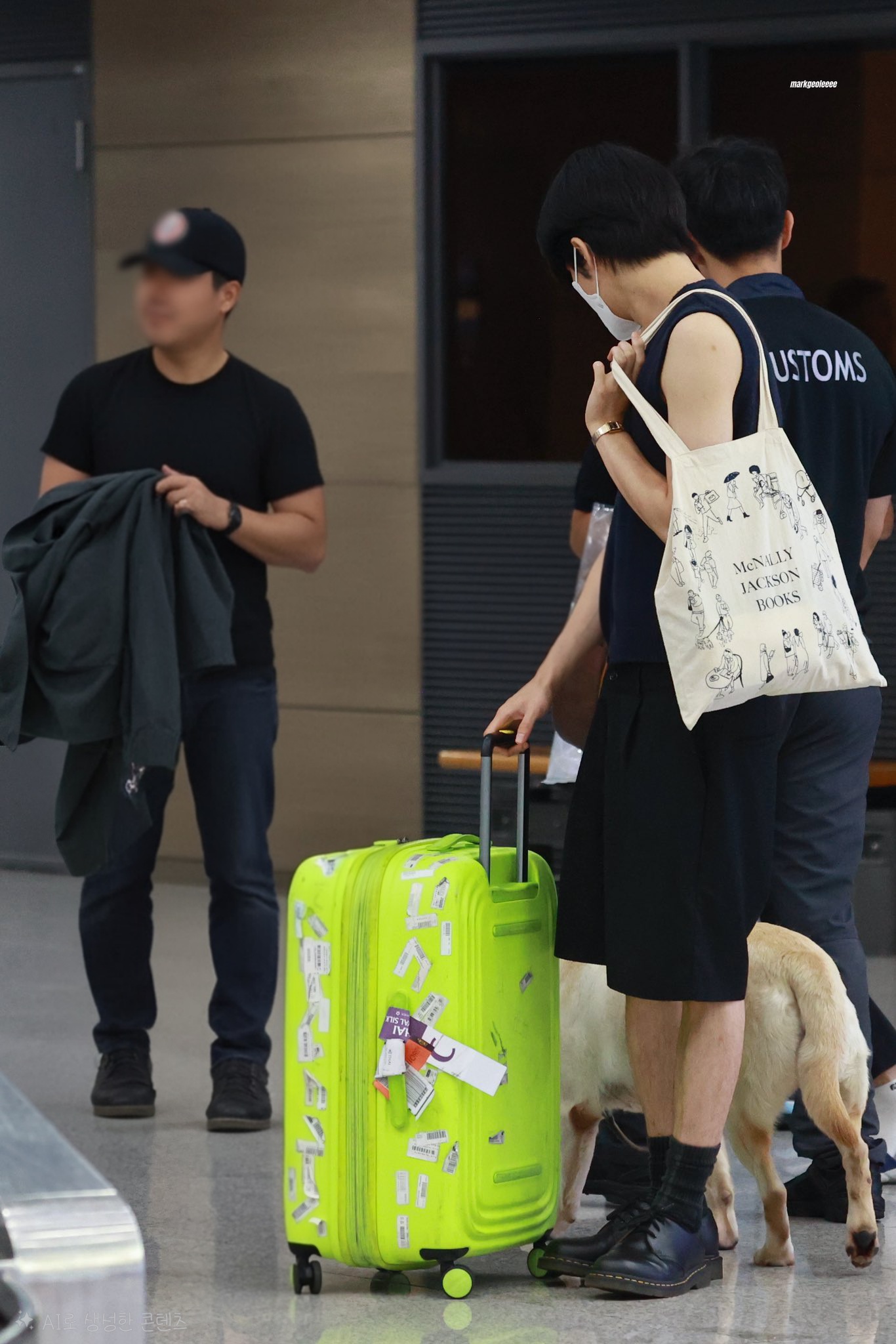 [잡담] 공항 탐지견과 마크 ㅋㅋㅋ 개부러워 | 인스티즈