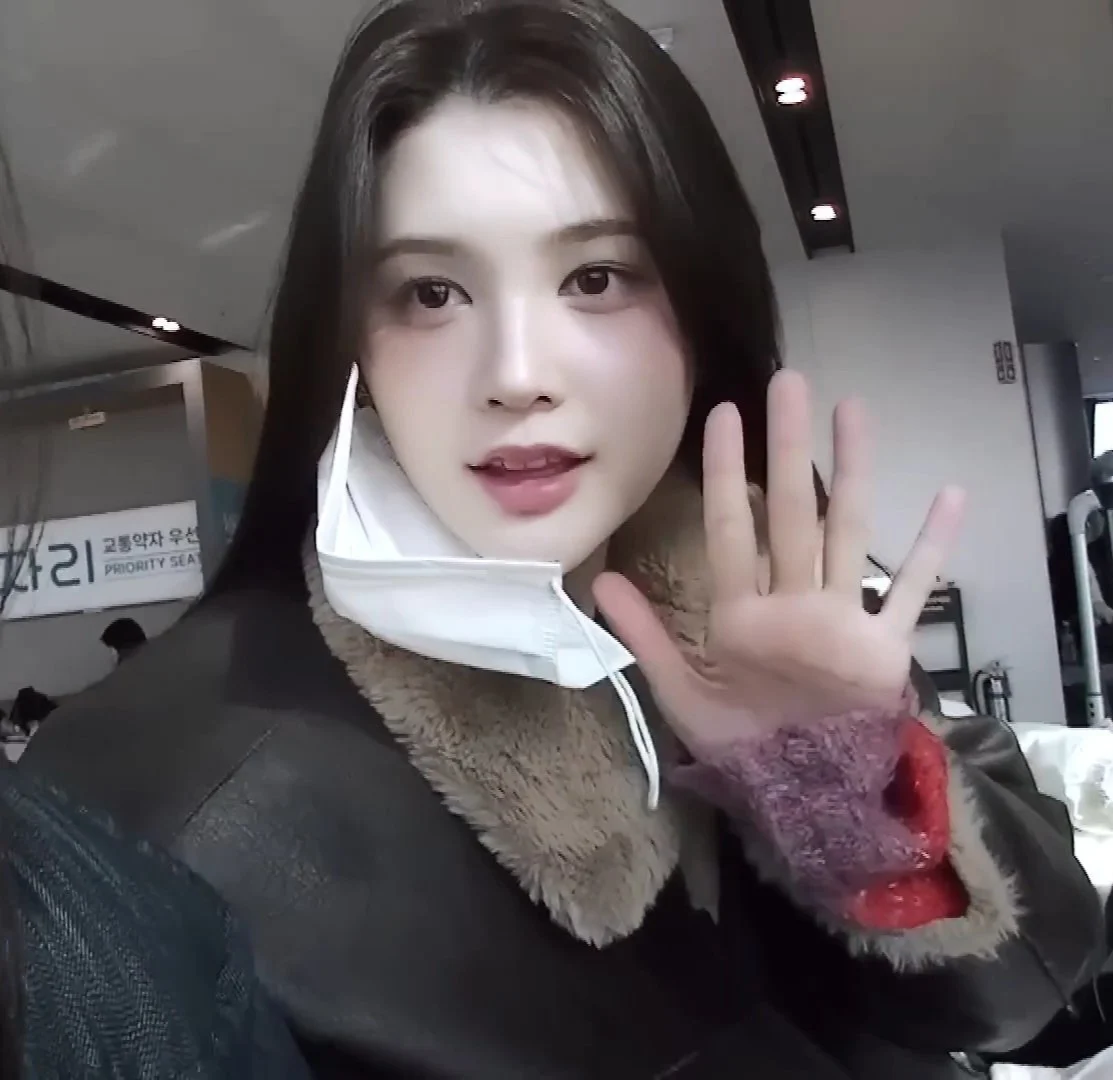 [잡담] 에이나 데뷔초 진짜 혼혈같이 생긴거같음 | 인스티즈