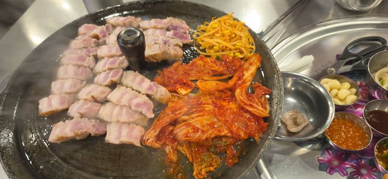 [잡담] 고기 잘알 익 있니 삼겹살 3인분이 이정도 마자? | 인스티즈
