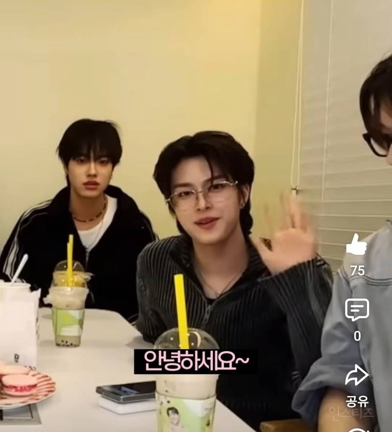 깐머+안경 조합으로 얼굴 레전드 찍은 아이돌 | 인스티즈