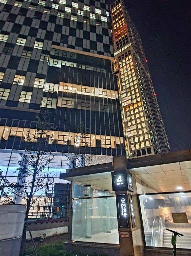 점등 켜진 아크로서울포레스트 아파트.jpg | 인스티즈