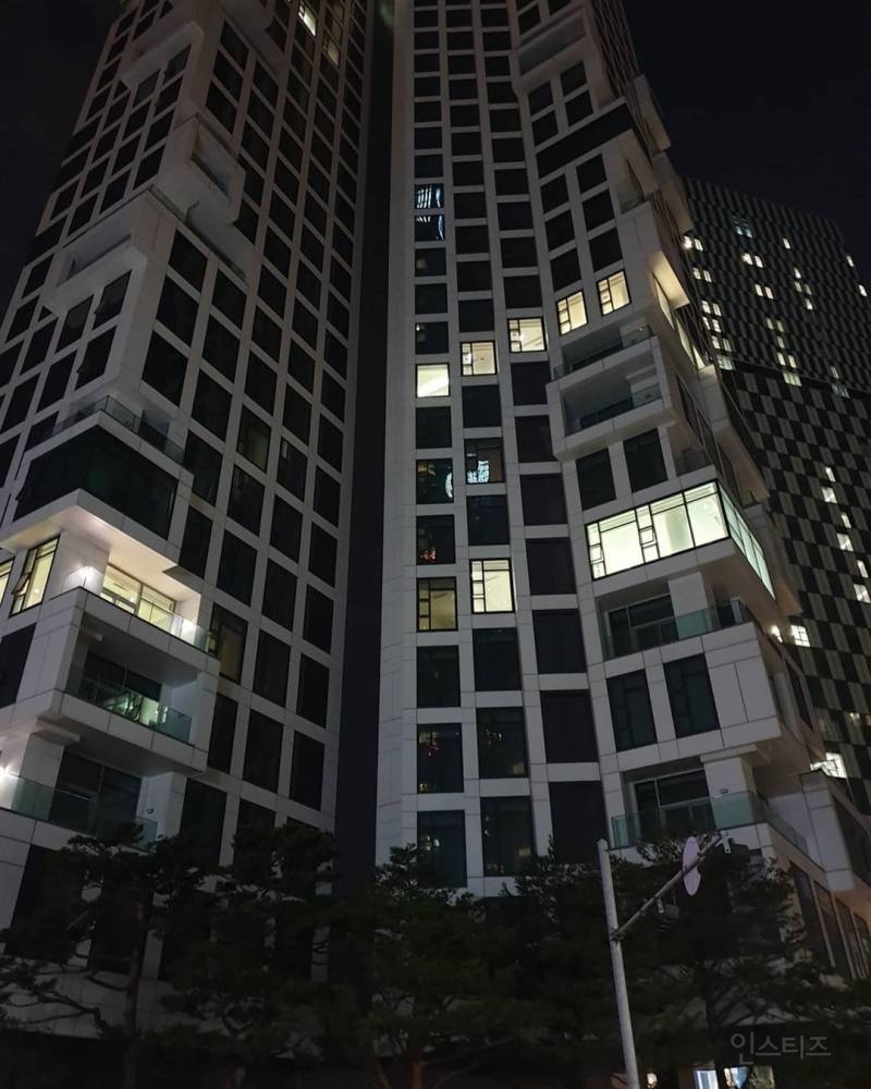 점등 켜진 아크로서울포레스트 아파트.jpg | 인스티즈