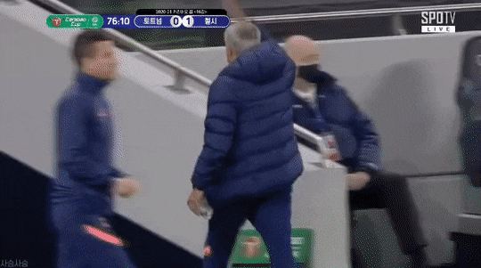 [잡담] 축구 실제로 화장실 급해서 경기 도중에 화장실로 튀어간 선수가 있음 | 인스티즈