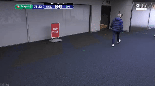 [잡담] 축구 실제로 화장실 급해서 경기 도중에 화장실로 튀어간 선수가 있음 | 인스티즈