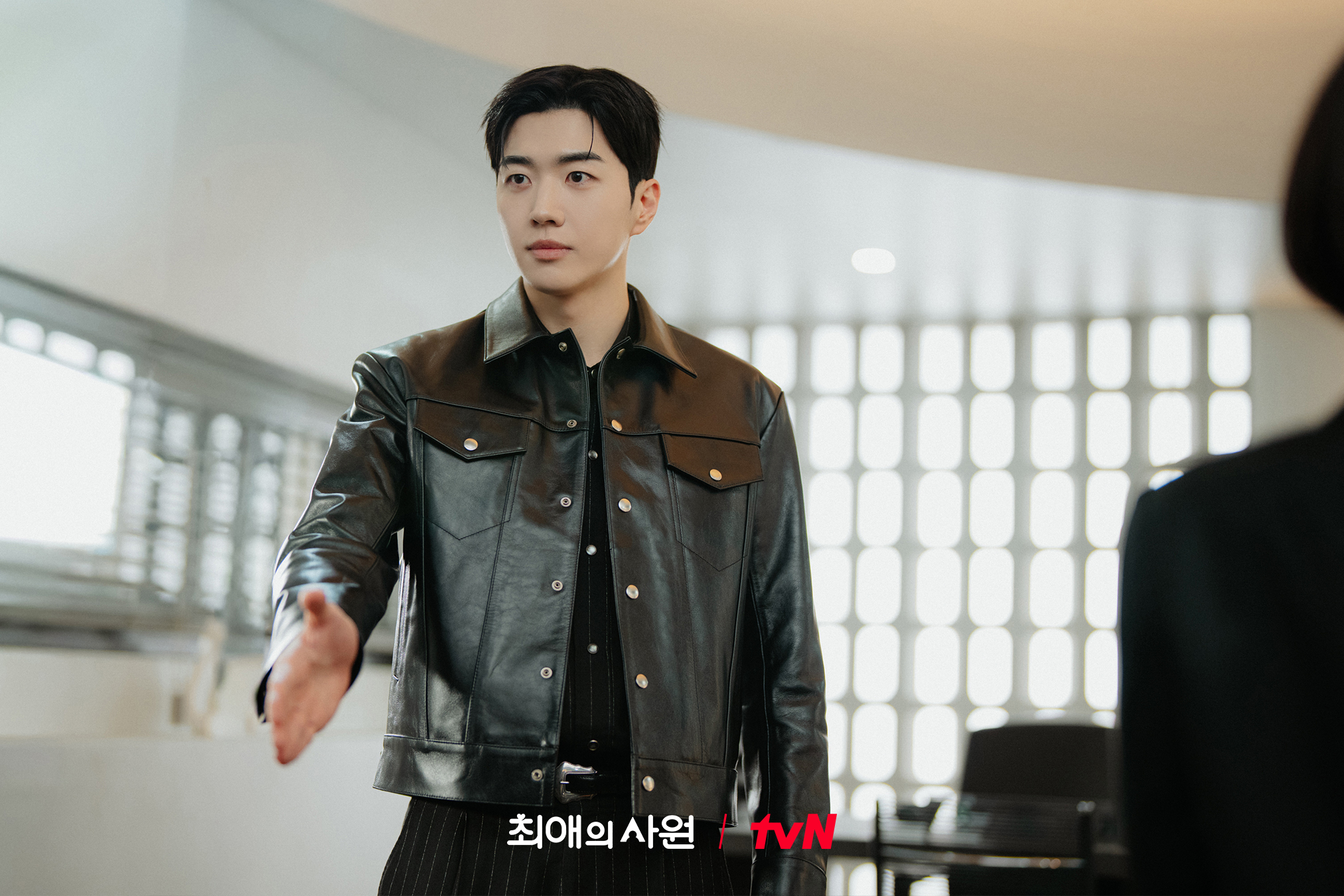 [잡담] 최애의사원) 최애의 사원 NEWS📰 이달의 경제인 '강하기'비주얼부터 능력까지 뛰어난 대표님 등장!그래서 이력서는 어디로 내면 될까요..?🤩 | 인스티즈