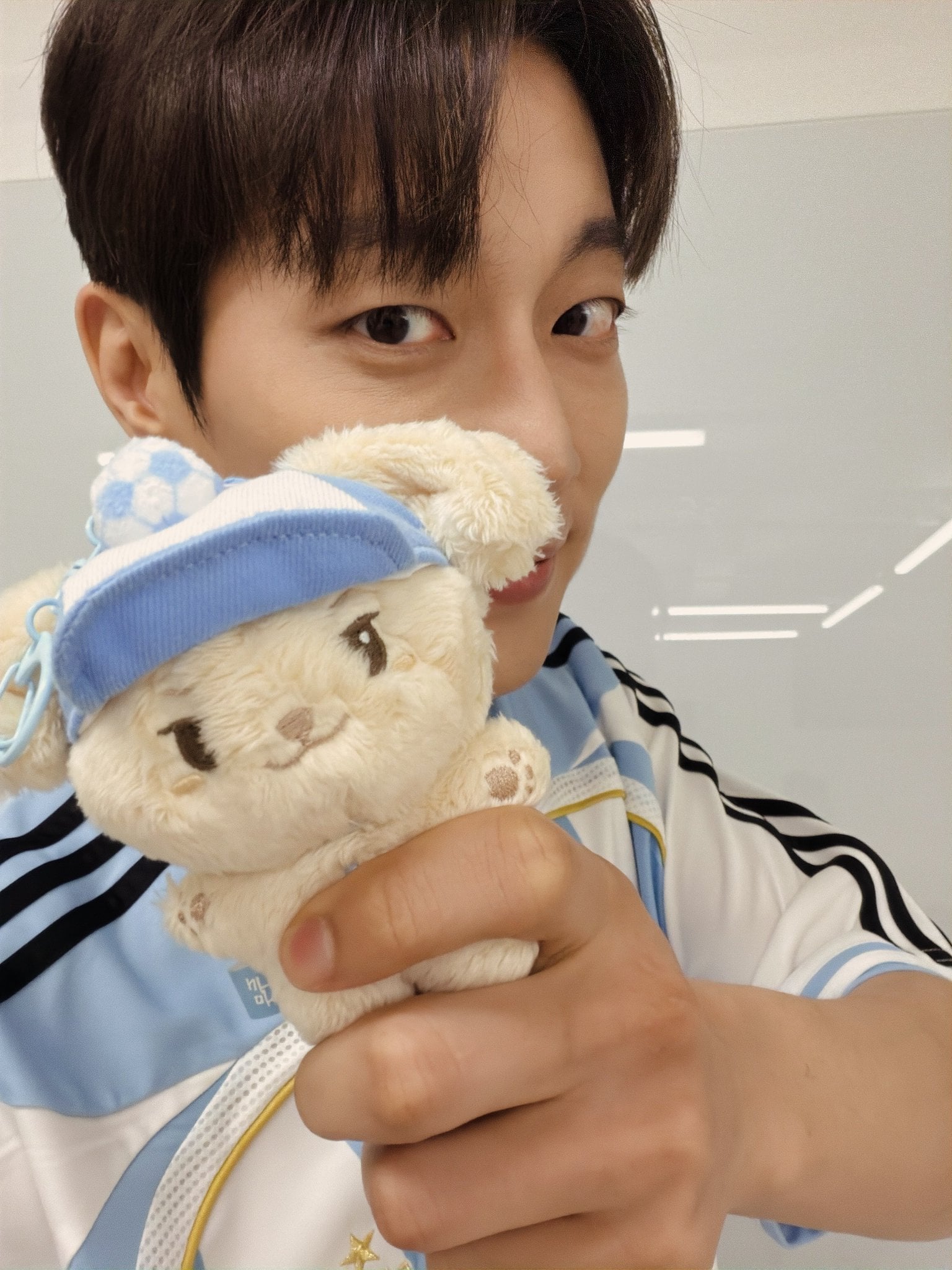 [잡담] 아 윤두준 공식인형 델고 간거 기욥다 .. | 인스티즈