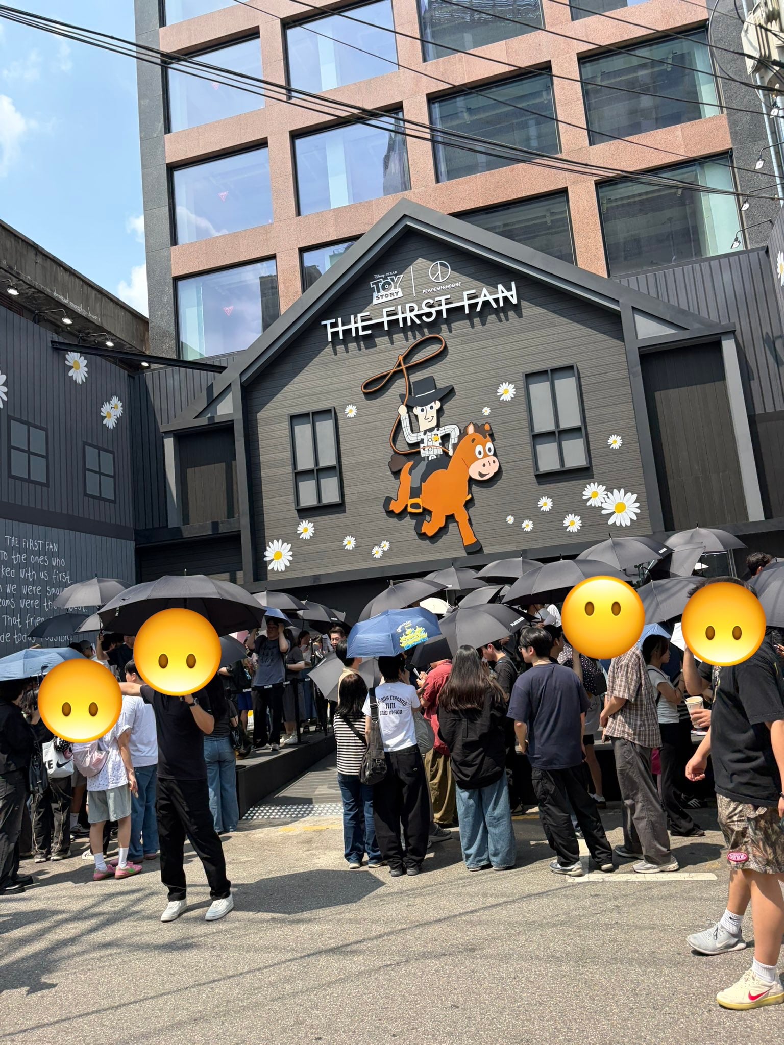 [잡담] 지디 토이스토리 평일 팝업인데 대기줄 봐 ㅁㅊ | 인스티즈