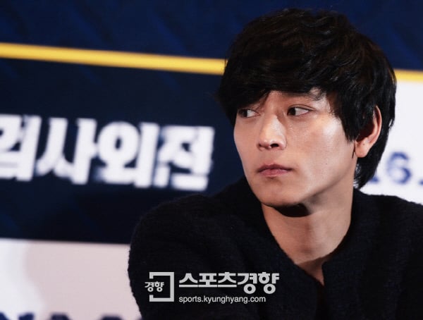 [잡담] 우리나라는 피부 까무잡잡한 사람 안좋아하던데 강동원빈은 탑오브탑 된거 신기하네 | 인스티즈
