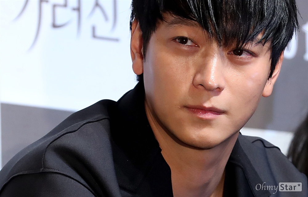 [잡담] 우리나라는 피부 까무잡잡한 사람 안좋아하던데 강동원빈은 탑오브탑 된거 신기하네 | 인스티즈
