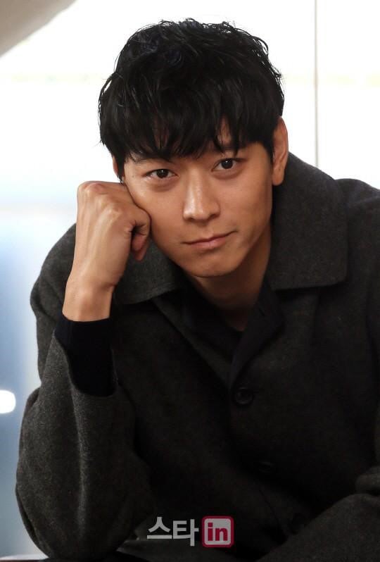 [잡담] 우리나라는 피부 까무잡잡한 사람 안좋아하던데 강동원빈은 탑오브탑 된거 신기하네 | 인스티즈
