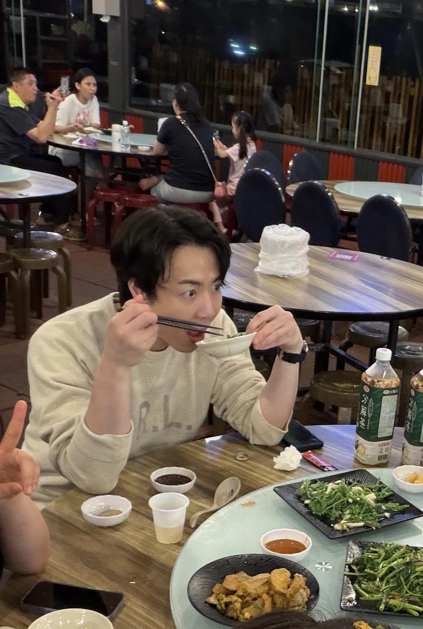 [잡담] 손종원 맥주 따르는건 진짜 발전이 없네... | 인스티즈