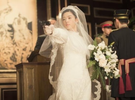 [잡담] 전지현) 영화 암살 속 전지현 웨딩드레스 총격씬 걸크러쉬 존예 레전 명장면 | 인스티즈